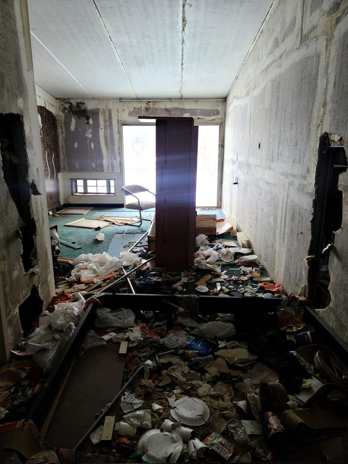 Howard Johnsons (Cosmo Extended Stay Motel) - From Tony J Mcdonald On Facebook (newer photo)